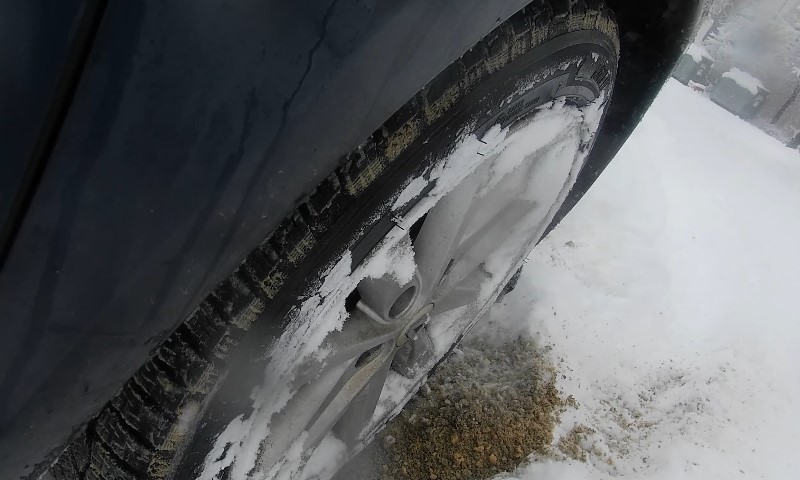 Prednja desna guma u snegu, zumiran prikaz