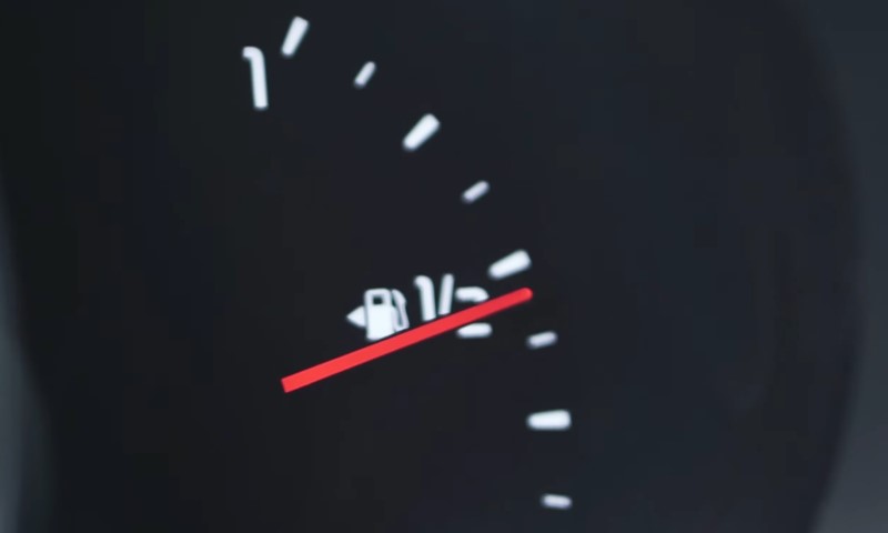 Kazaljka na meraču za nivo goriva u automobilu