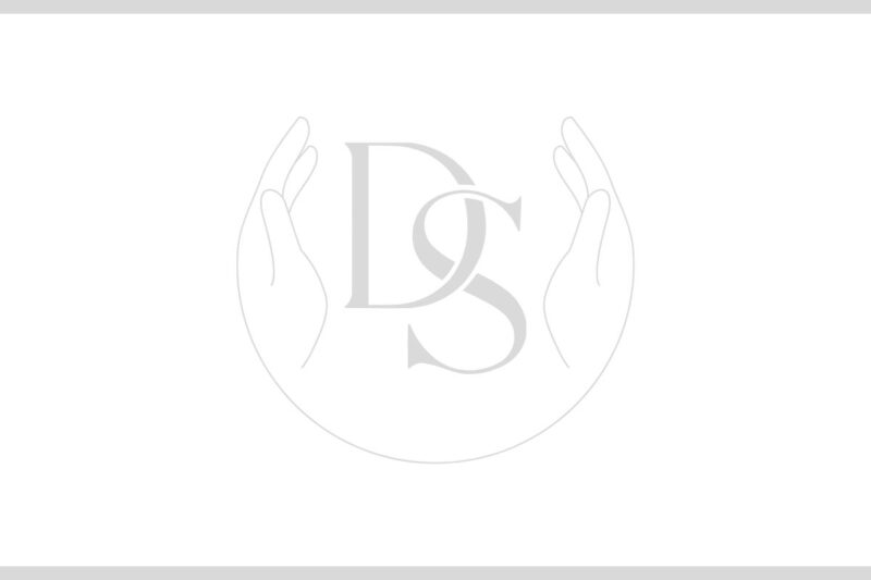 Primer veoma svetlog logotipa na beloj pozadini koji pokazuje slab kontrast