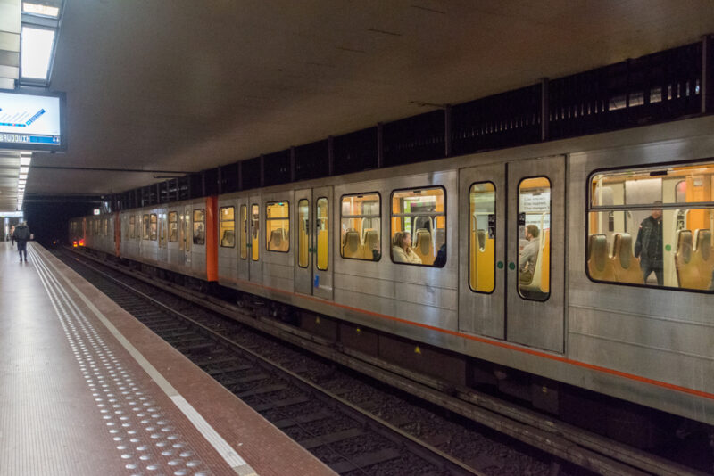 Metro voz stoji na stanici dok putnici sede unutar vagona