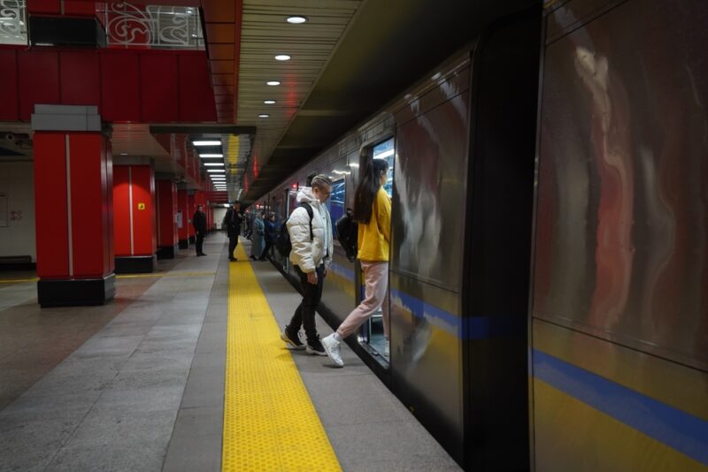 Putnici ulaze u metro voz na peronu u savremenoj stanici