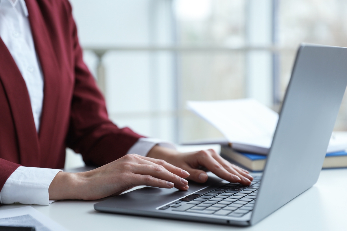 devojka koristi laptop