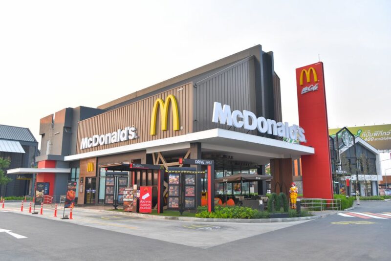 McDonald's restoran kao primer globalnog franšiznog brenda sa doslednim vizuelnim identitetom