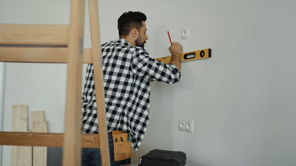 Merenje libelom na zidu